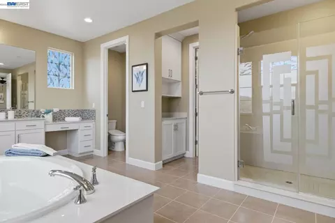 Bath - 3871 Highpointe Ct, Dublin, CA 94568 photo 4 of 7