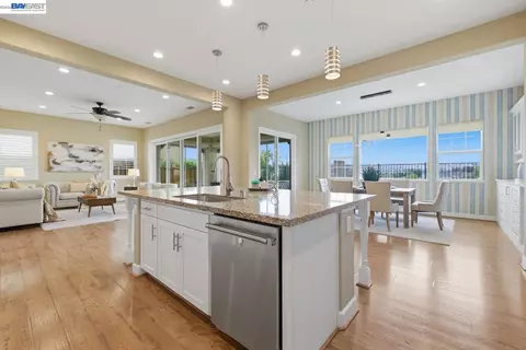 Kitchen - 3871 Highpointe Ct, Dublin, CA 94568 photo 4 of 6