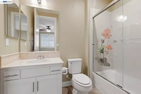 Bath - 3871 Highpointe Ct, Dublin, CA 94568 photo 5 of 7
