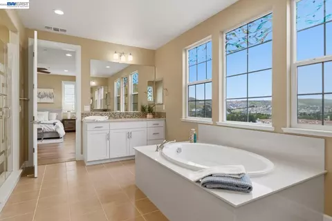 Bath - 3871 Highpointe Ct, Dublin, CA 94568 photo 3 of 7