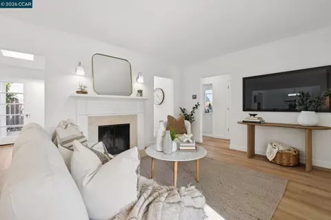 Living - 939 Mountain View Dr, Lafayette, CA 94549 photo 2 of 5