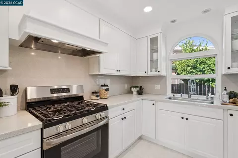 Kitchen - 939 Mountain View Dr, Lafayette, CA 94549 photo 2 of 4