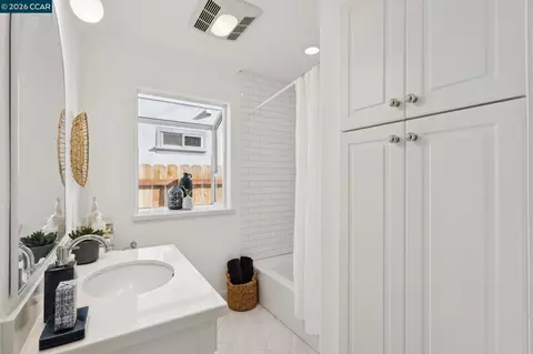 Bath - 939 Mountain View Dr, Lafayette, CA 94549 photo 1 of 2