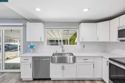 Kitchen - 240 Power Dr, Vallejo, CA 94589 photo 2 of 2
