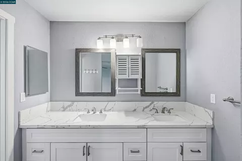 Bath - 240 Power Dr, Vallejo, CA 94589 photo 3 of 4