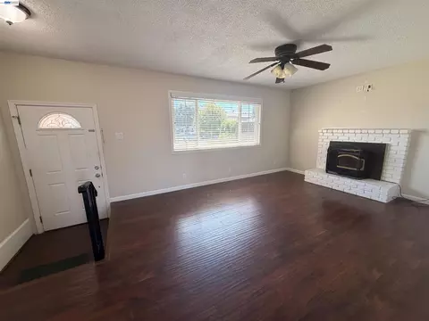 Living - 312 Robert Way, Livermore, CA 94550 photo 2 of 5