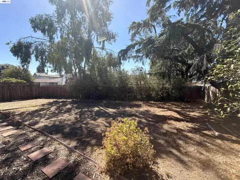 Exterior - 312 Robert Way, Livermore, CA 94550 photo 4 of 6