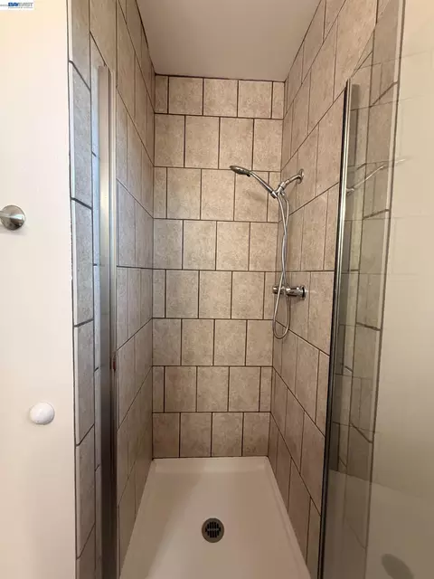 Bath - 312 Robert Way, Livermore, CA 94550 photo 2 of 2