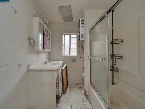 Bath - 70 Liebig St, San Francisco, CA 94112 photo 1 of 4
