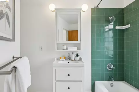 Bath - 3113 Shattuck Ave #5, Berkeley, CA 94705 photo 3 of 3