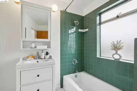 Bath - 3113 Shattuck Ave #5, Berkeley, CA 94705 photo 2 of 3