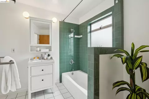 Bath - 3113 Shattuck Ave #5, Berkeley, CA 94705 photo 1 of 3