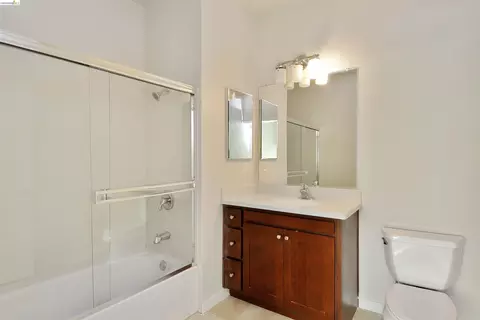Bath - 105 Zephyr, Oakland, CA 94607 photo 3 of 3