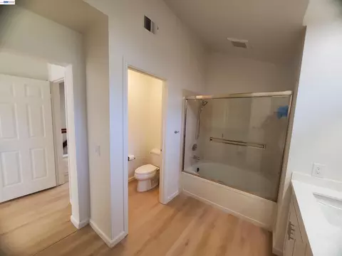 Bath - 7432 Oxford Cir, Dublin, CA 94568 photo 3 of 4
