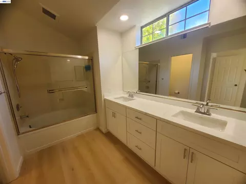 Bath - 7432 Oxford Cir, Dublin, CA 94568 photo 2 of 4