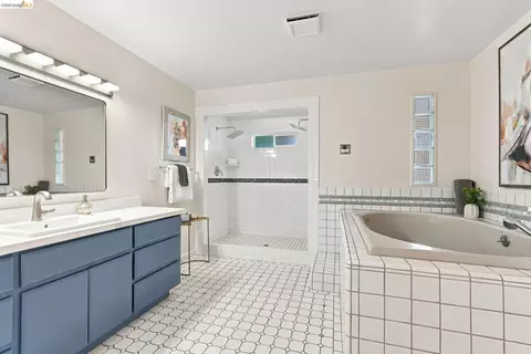 Bath - 2312 Browning St, Berkeley, CA 94702 photo 3 of 5