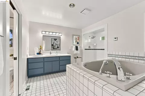 Bath - 2312 Browning St, Berkeley, CA 94702 photo 2 of 5