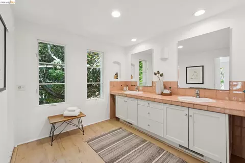 Bath - 1200 Westview Dr, Berkeley, CA 94705 photo 2 of 5