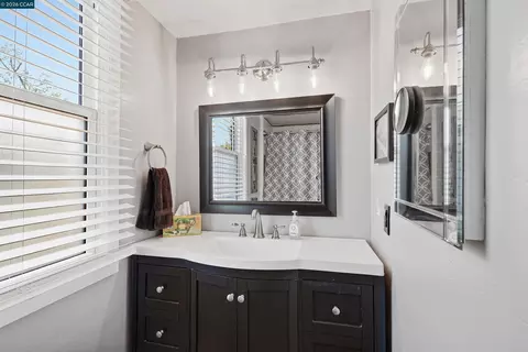 Bath - 322 Coghlan St, Vallejo, CA 94590 photo 2 of 3