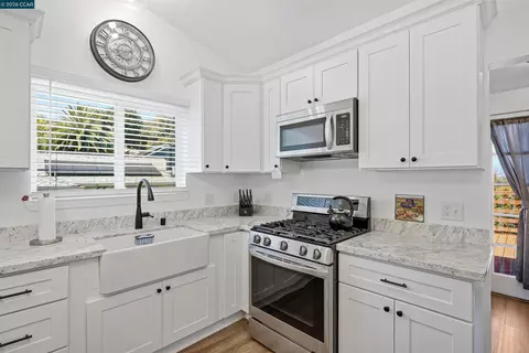 Kitchen - 322 Coghlan St, Vallejo, CA 94590 photo 4 of 5