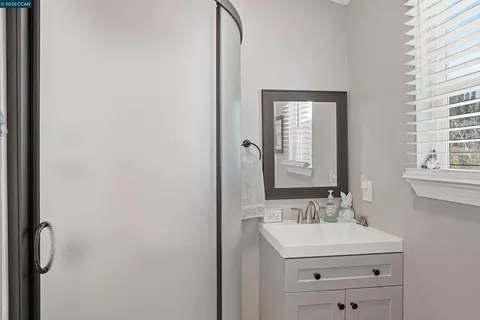 Bath - 322 Coghlan St, Vallejo, CA 94590 photo 1 of 3