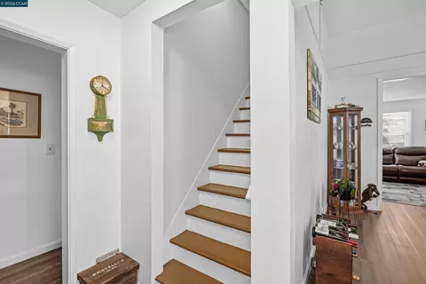 Entry Way - 322 Coghlan St, Vallejo, CA 94590 photo 1 of 2
