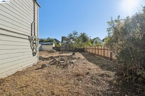 Exterior - 1717 9th St, Oakland, CA 94607 photo 8 of 10