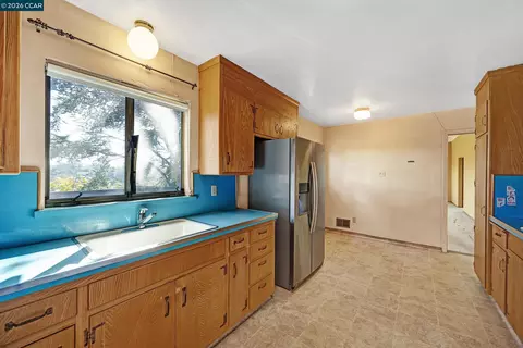 Kitchen - 557 Summit Dr, Pinole, CA 94564 photo 2 of 5