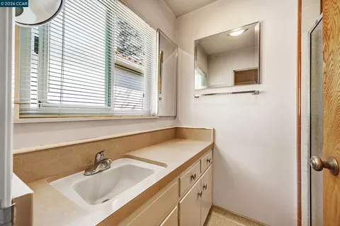 Bath - 557 Summit Dr, Pinole, CA 94564 photo 2 of 4