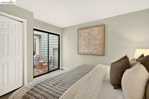 Bedroom - 29 Captains Dr, Alameda, CA 94502 photo 16 of 16