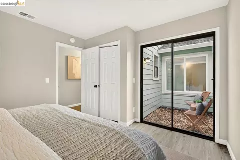 Bedroom - 29 Captains Dr, Alameda, CA 94502 photo 15 of 16