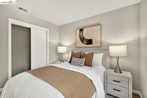 Bedroom - 29 Captains Dr, Alameda, CA 94502 photo 4 of 16