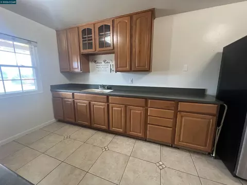 Kitchen - 852 Sheridan St, Vallejo, CA 94590 photo 4 of 6