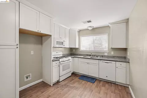 Kitchen - 201 E 17th St, Pittsburg, CA 94565 photo 1 of 2