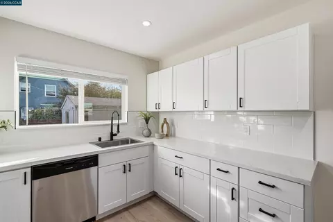 Kitchen - 290 E 16th St, Pittsburg, CA 94565 photo 3 of 3