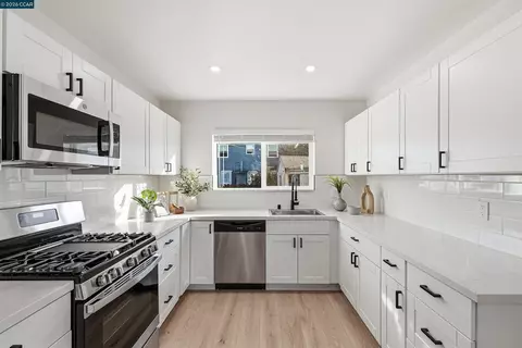 Kitchen - 290 E 16th St, Pittsburg, CA 94565 photo 1 of 3