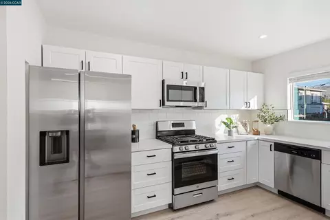 Kitchen - 290 E 16th St, Pittsburg, CA 94565 photo 2 of 3