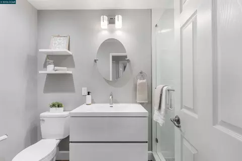 Bath - 452 Lori Dr, Benicia, CA 94510 photo 3 of 5