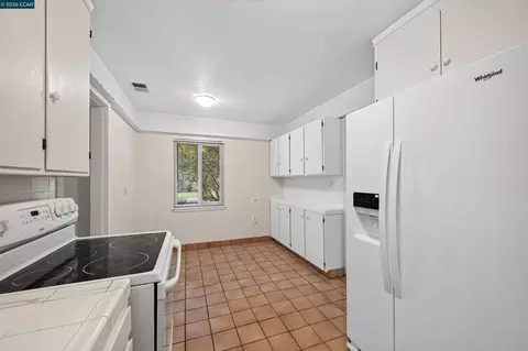 Kitchen - 524 Dawkins Dr, Lafayette, CA 94549 photo 2 of 2