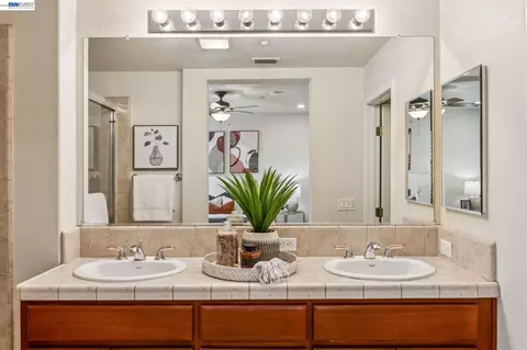 Bath - 4366 Fitzwilliam St, Dublin, CA 94568 photo 4 of 5