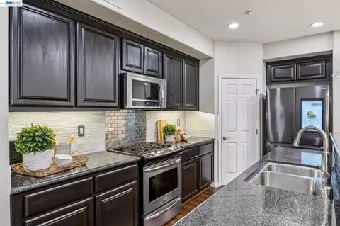 Kitchen - 4366 Fitzwilliam St, Dublin, CA 94568 photo 5 of 8
