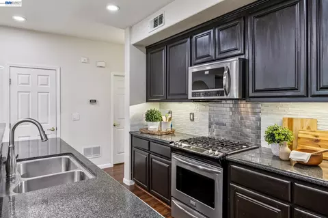 Kitchen - 4366 Fitzwilliam St, Dublin, CA 94568 photo 7 of 8