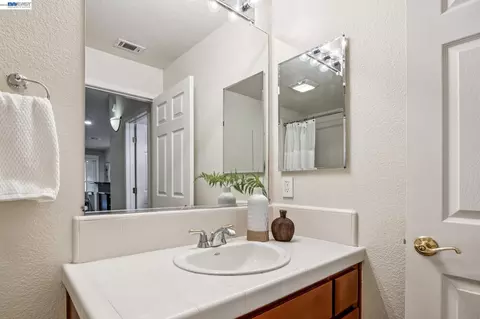 Bath - 4366 Fitzwilliam St, Dublin, CA 94568 photo 2 of 5