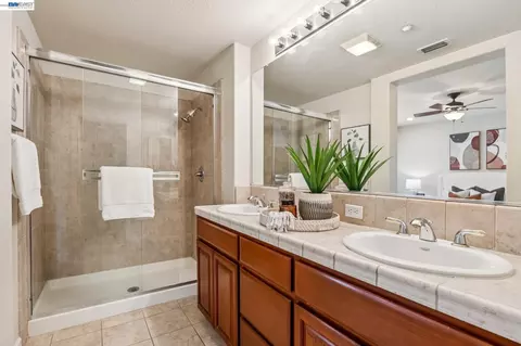 Bath - 4366 Fitzwilliam St, Dublin, CA 94568 photo 3 of 5