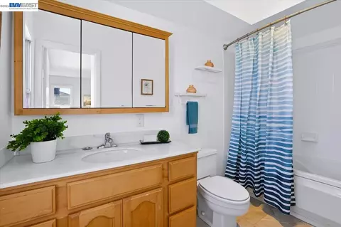 Bath - 204 Centre Ct, Alameda, CA 94502 photo 2 of 3