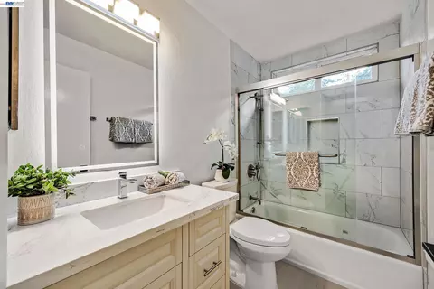 Bath - 3364 Walnut Ln, Lafayette, CA 94549 photo 4 of 4