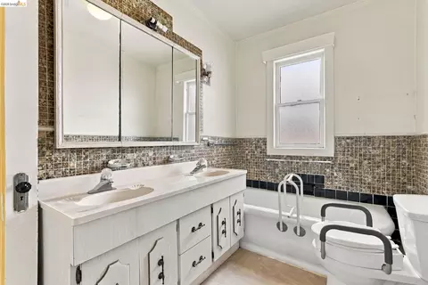 Bath - Undisclosed, Oakland, CA 94608 photo 4 of 4