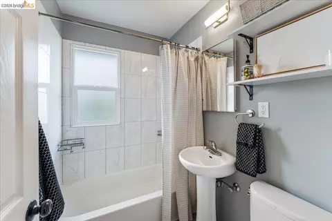 Bath - 1802 Second #M, Alameda, CA 94501 photo 1 of 1