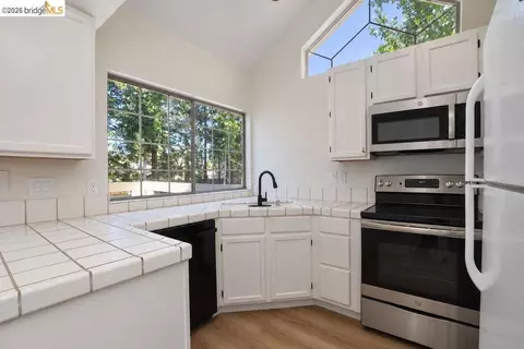 Kitchen - 7260 Cronin Cir, Dublin, CA 94568 photo 2 of 2