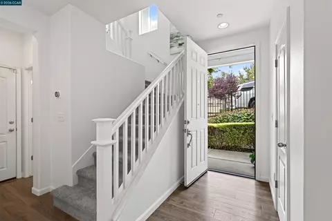 Entry Way - 516 Falling Star Dr, Martinez, CA 94553 photo 2 of 4
